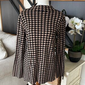 Ann Taylor Black and Tan Houndstooth Top size large